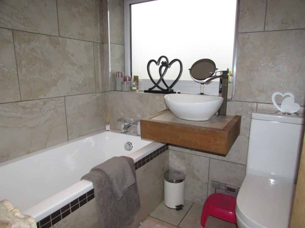 HibbertCres38bath.JPG
