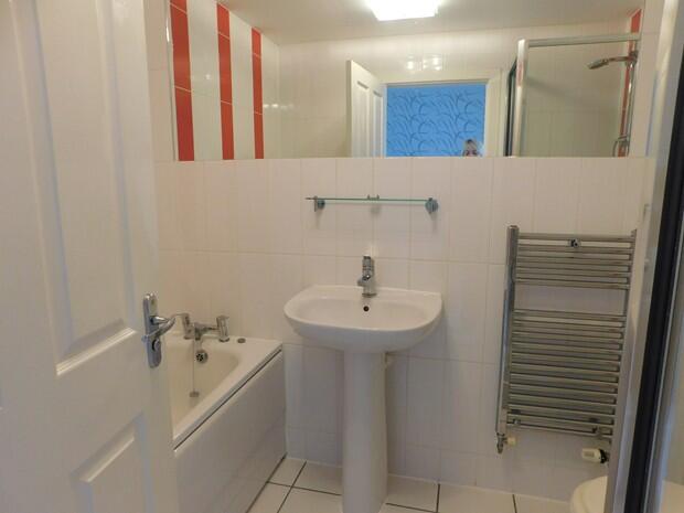 17DeeCloseBathroom