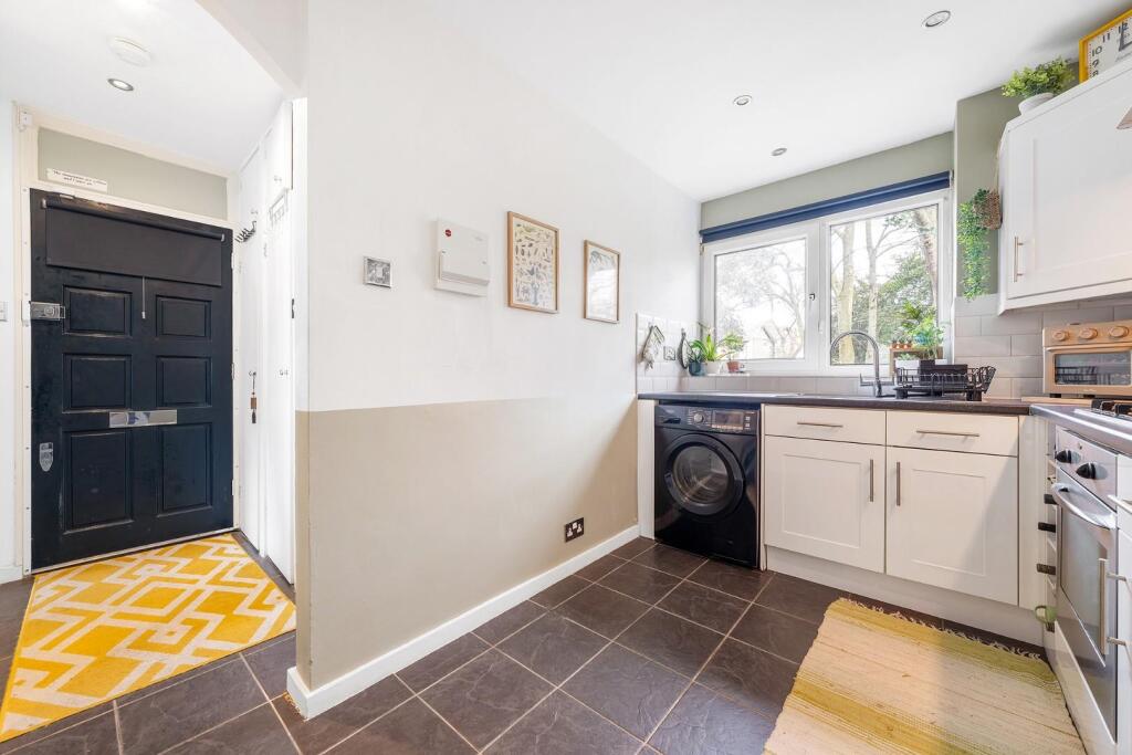 Kitchen (2).JPG