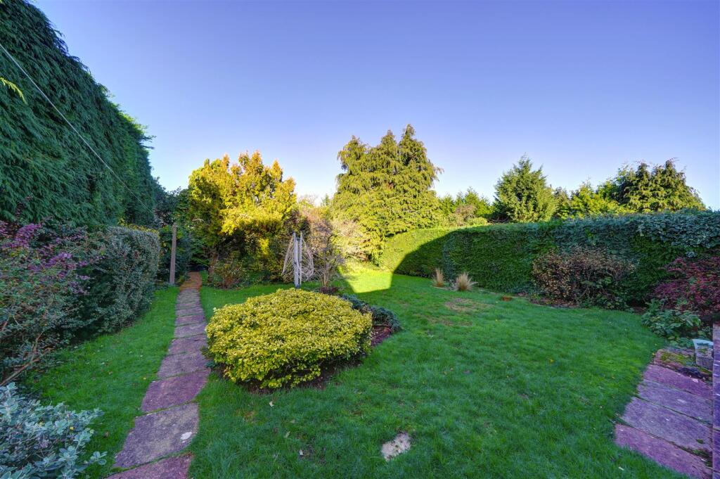 31 Hazelwood Close (20).jpg