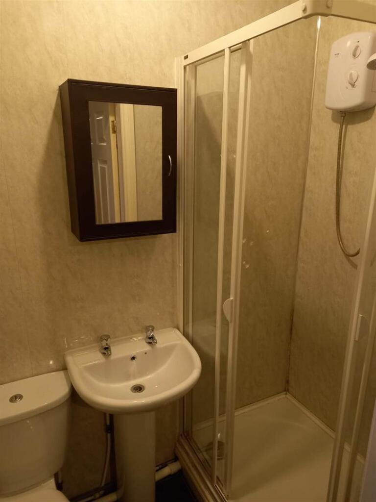 Room 6 ensuite.jpg