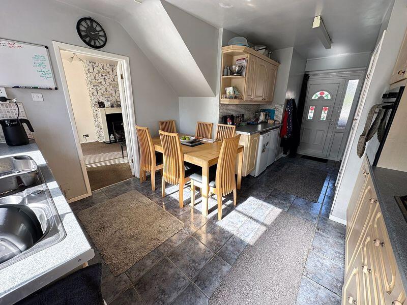 Kitchen/ Dining Room