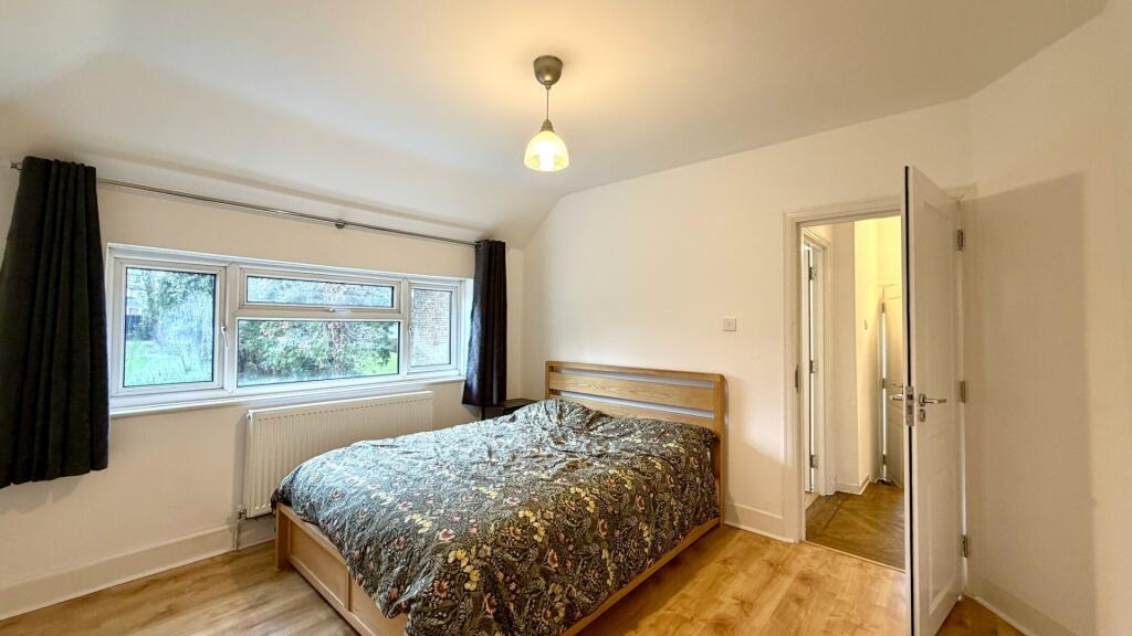 Bright, tidy double bedroom with wooden floorin...