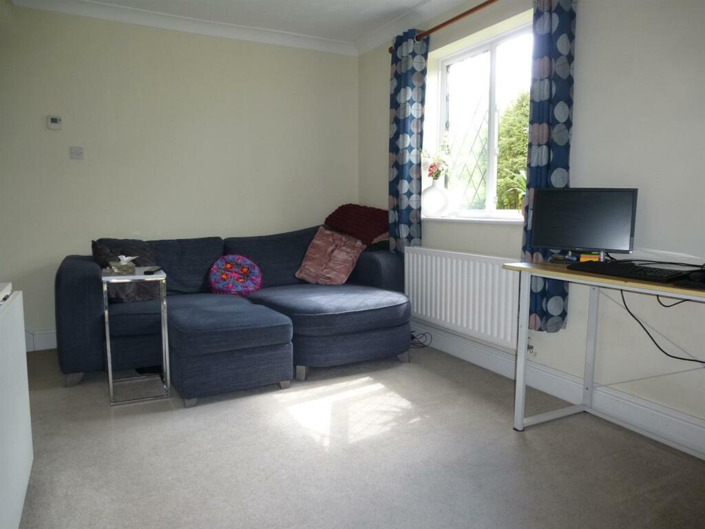 Sitting room with carpet.JPG