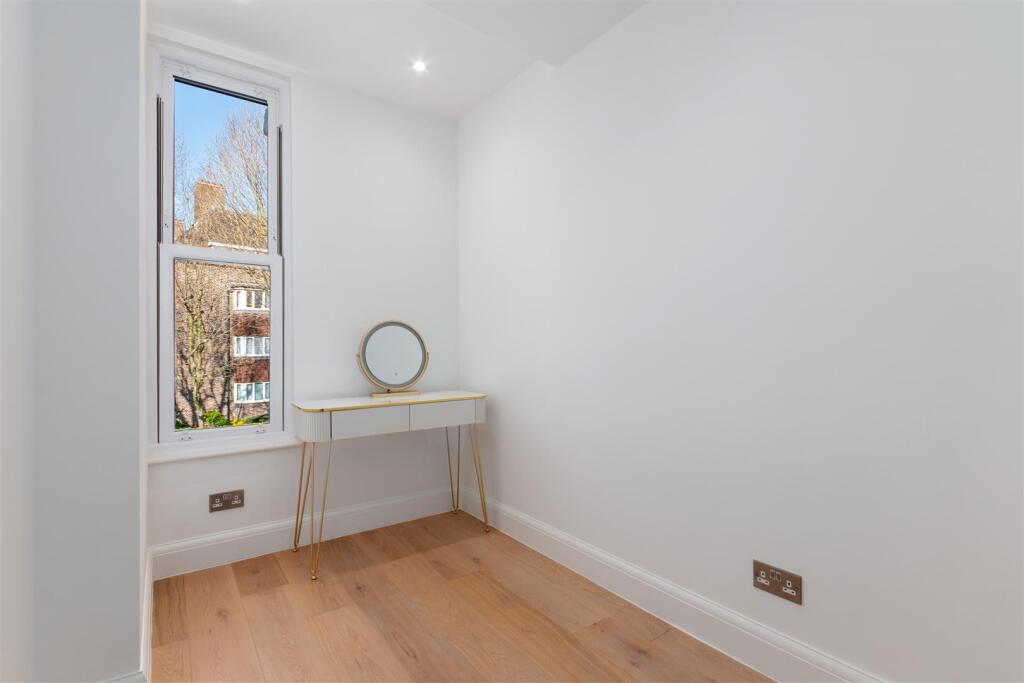 Garratt Lane 361 PH14.jpg
