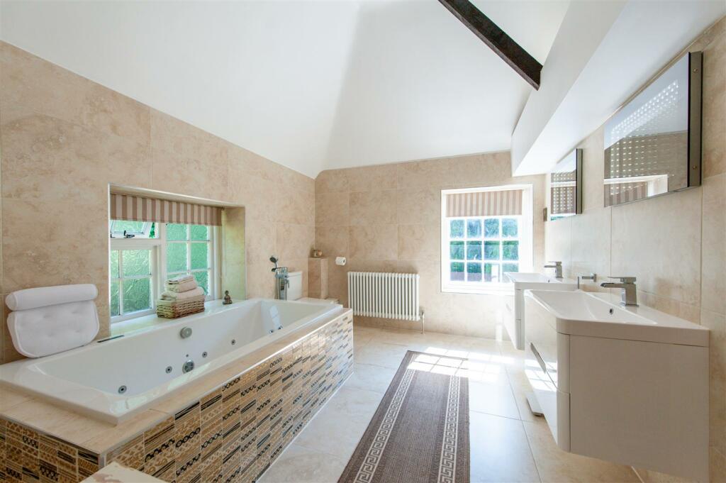 Principal En-suite.jpg