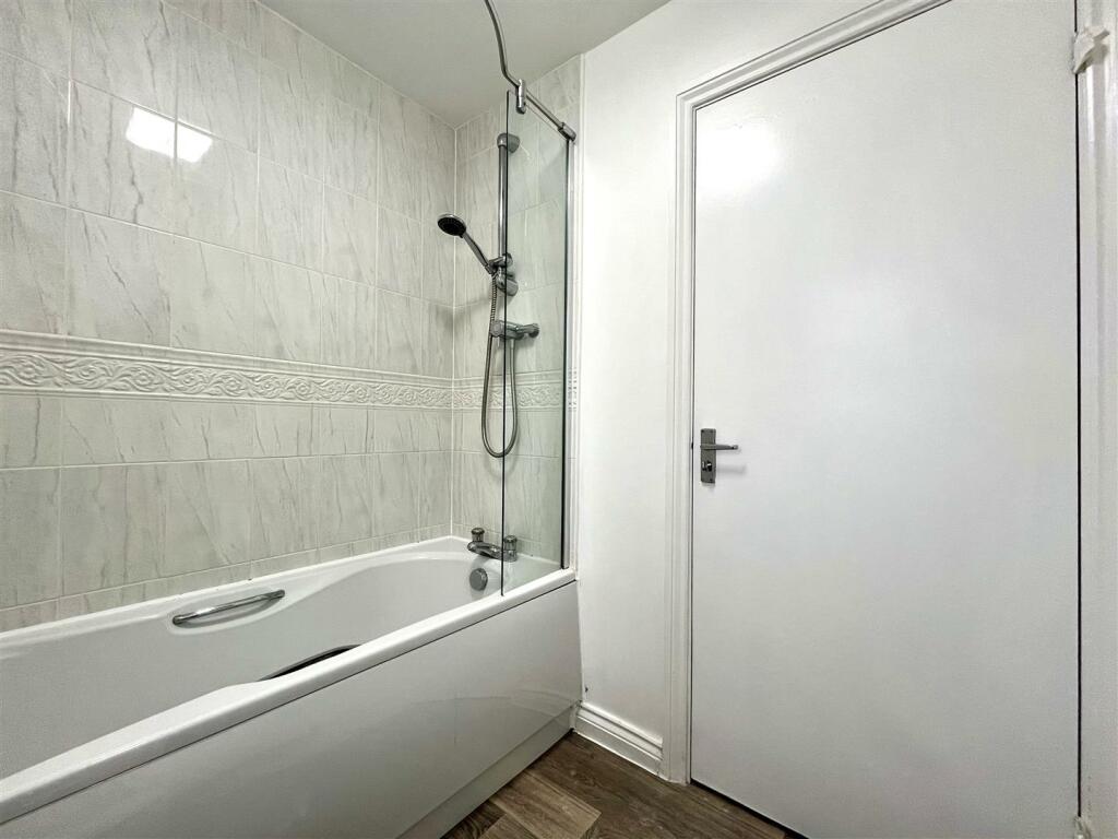 Family Bathroom Aspect 2