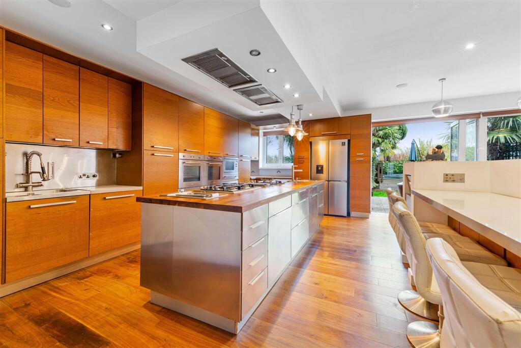 41 Oaklands Avenue, Isleworth TW7-7.jpg