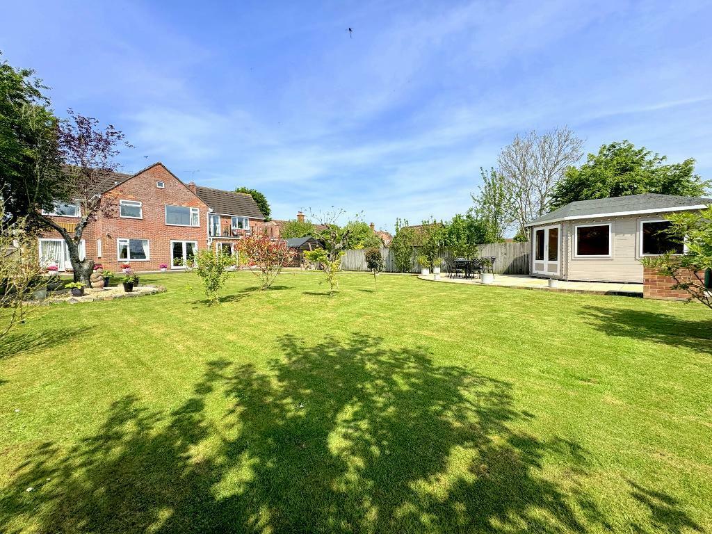Rear shot with summer house / bar