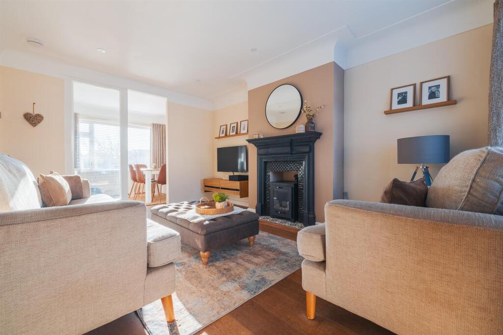 6 Greenfields Close-18.jpg