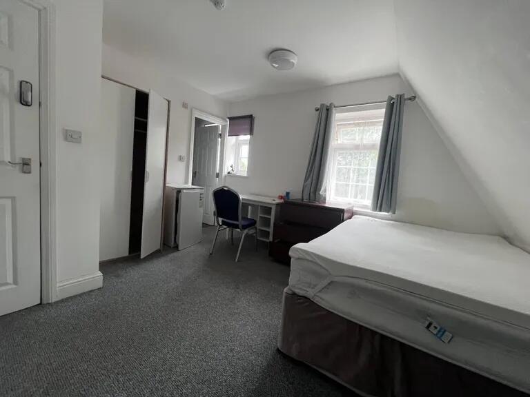 Bright and tidy single bedroom featuring a comf...