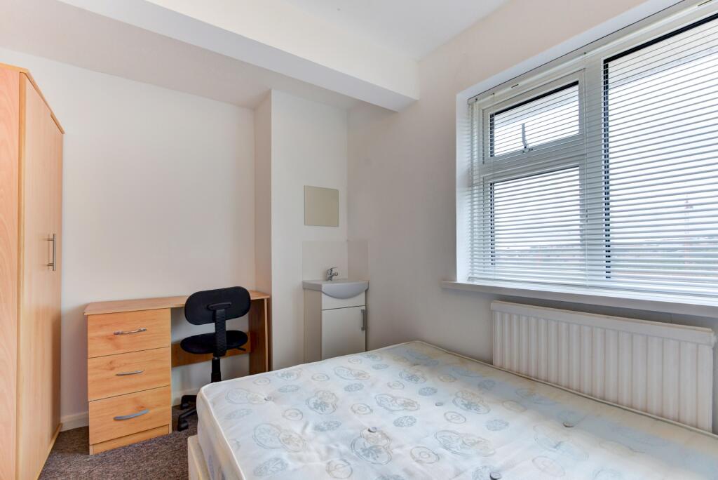 Bright and tidy single bedroom featuring a comf...