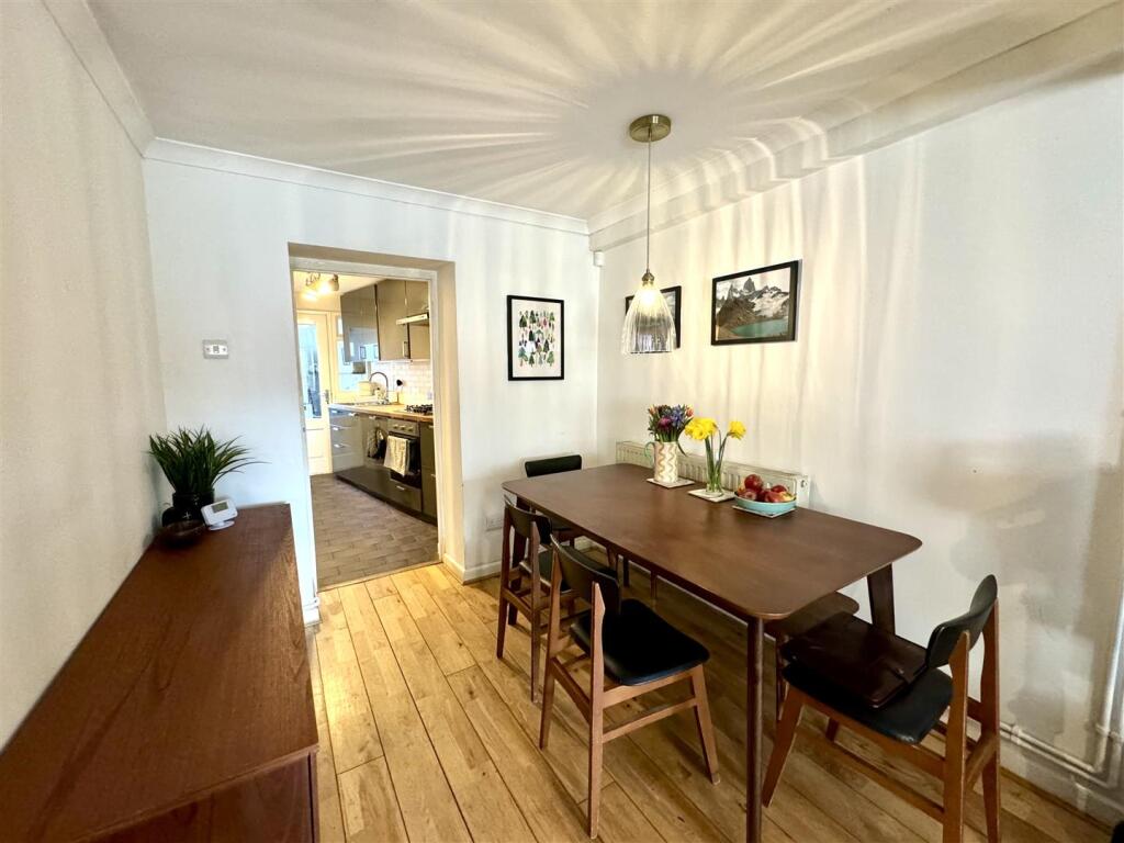LOUNGE/DINING ROOM