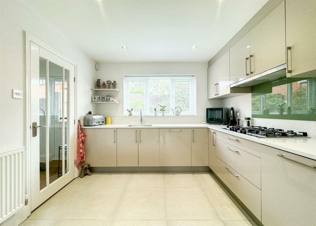 KITCHEN DINER