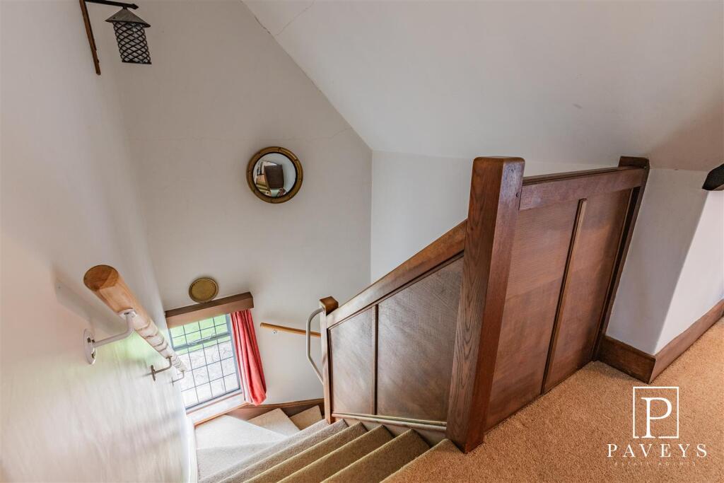 FIRST FLOOR LANDING