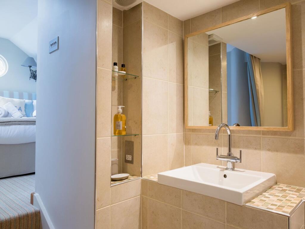 Berry Cottage, Dittisham Bathroom