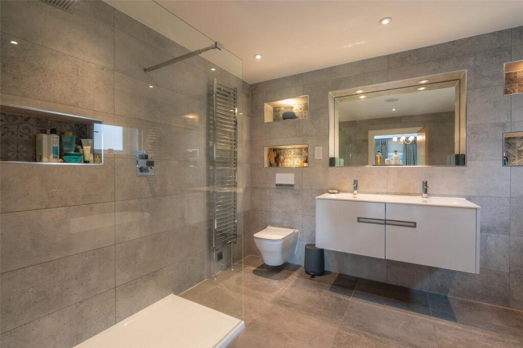 Pavilion Crescent 38