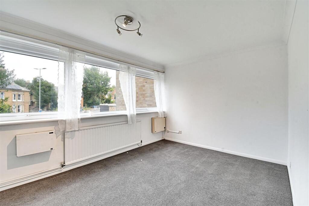 Bedroom 1_1.jpg
