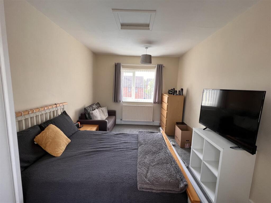 Bed 2.jpg
