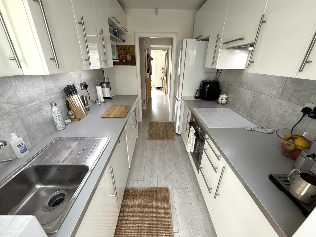 FITTED KITCHEN (B)