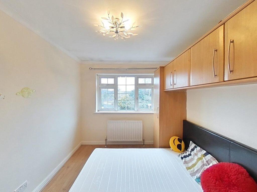 Bannister close (...