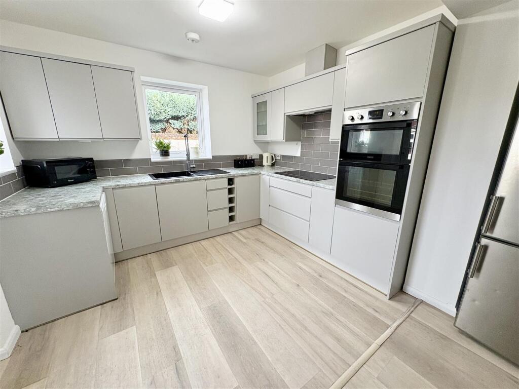 2. kitchen2.jpg