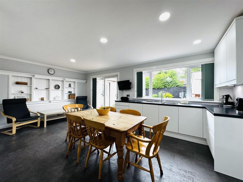 Dining/Kitchen