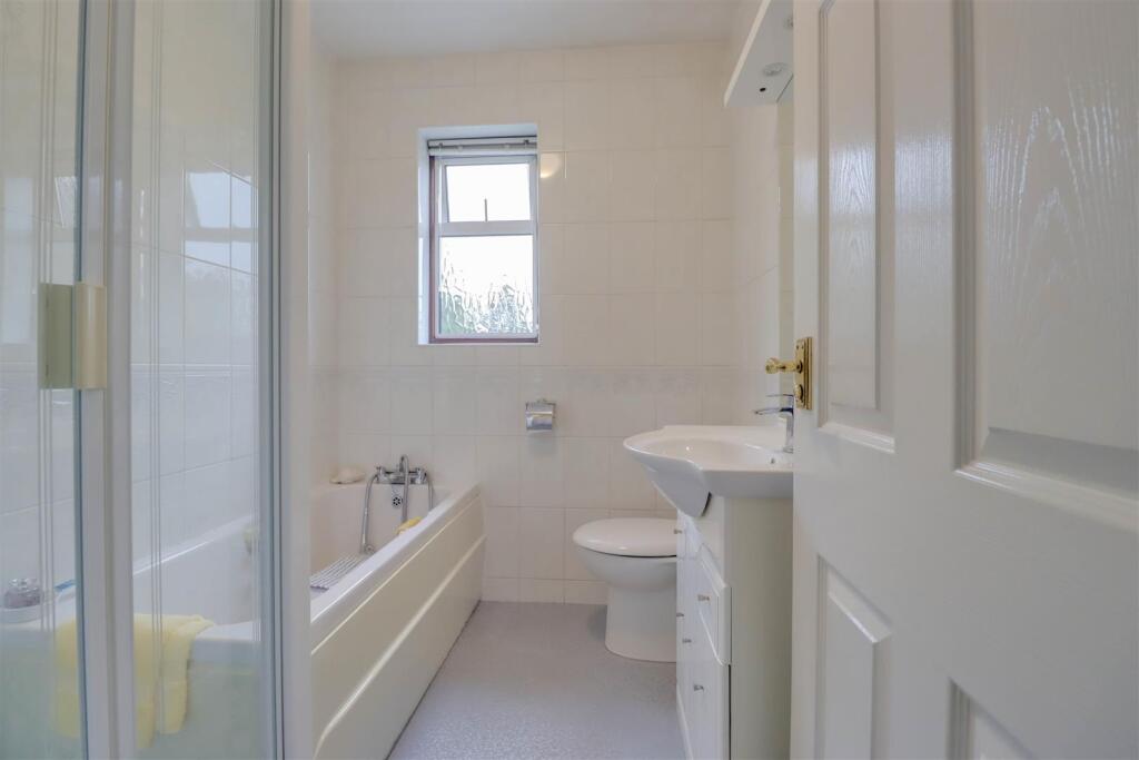 52 RUNWELL ROAD INSIDE.jpg