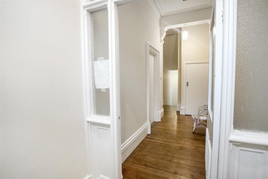 Entrance hallway communal.jpg