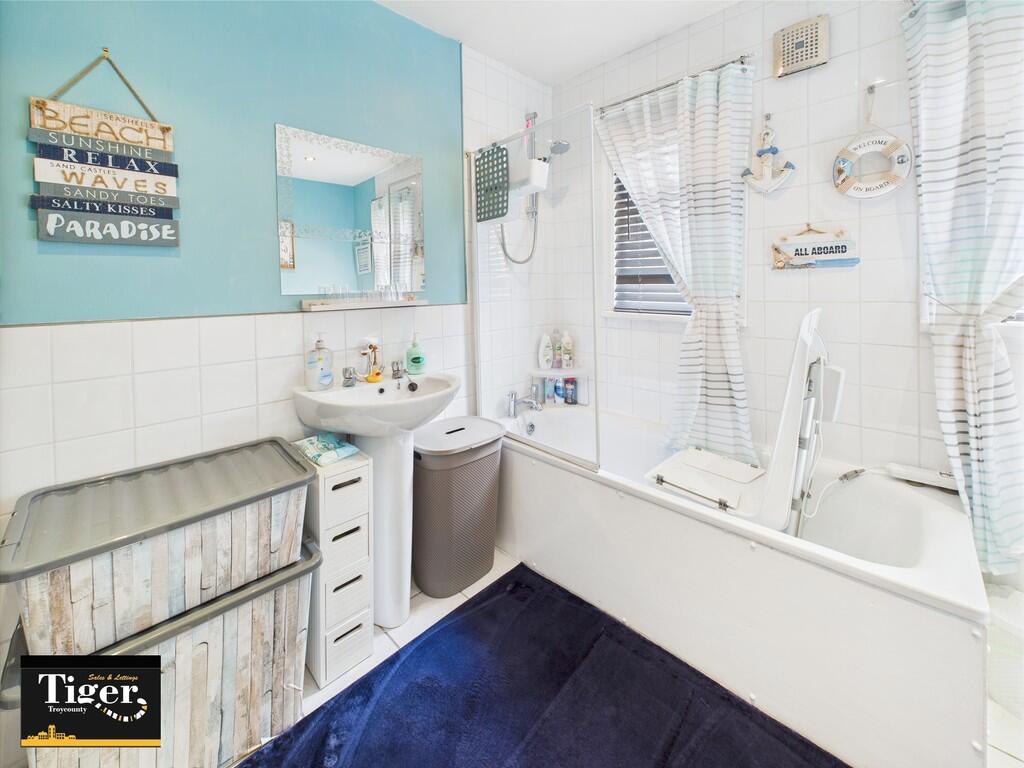 CAM02176G0-PR0582...