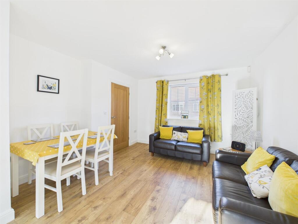 Dining / Sitting Area: