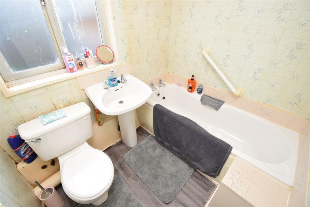 BATHROOM.JPG