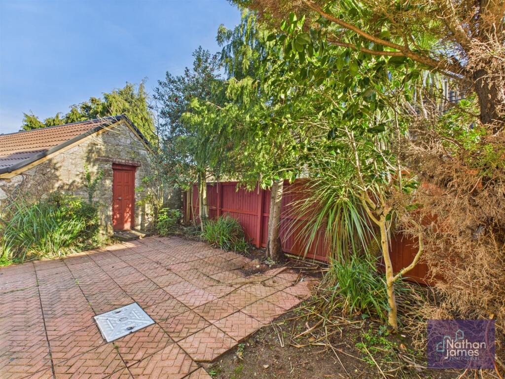 Garage/ Storage/Side garden