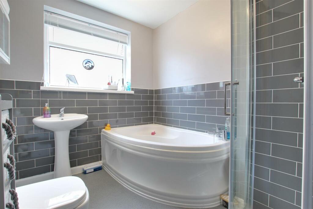 BATHROOM/WC