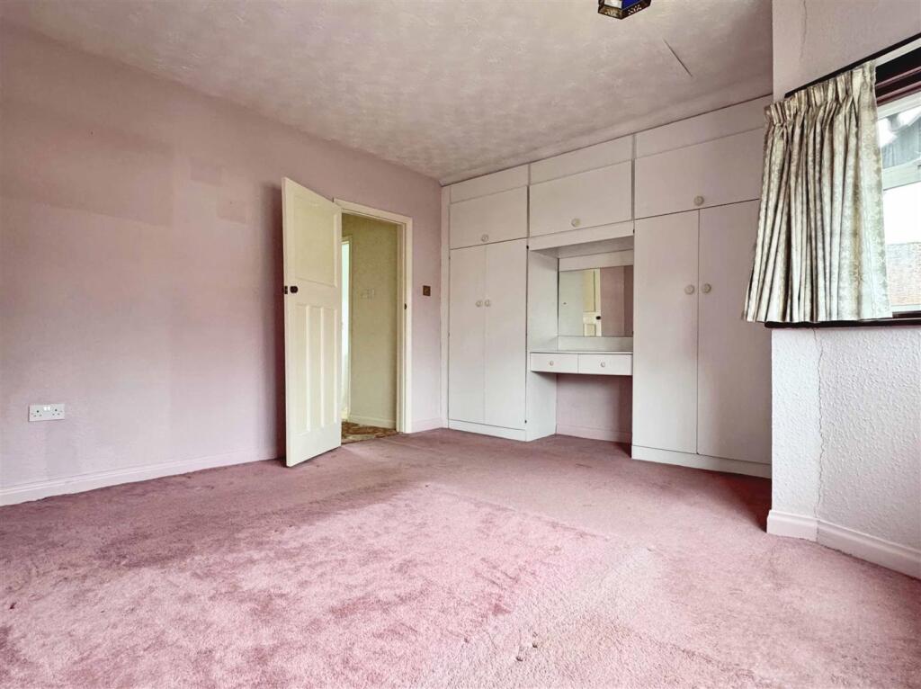 Bedroom 1.jpg