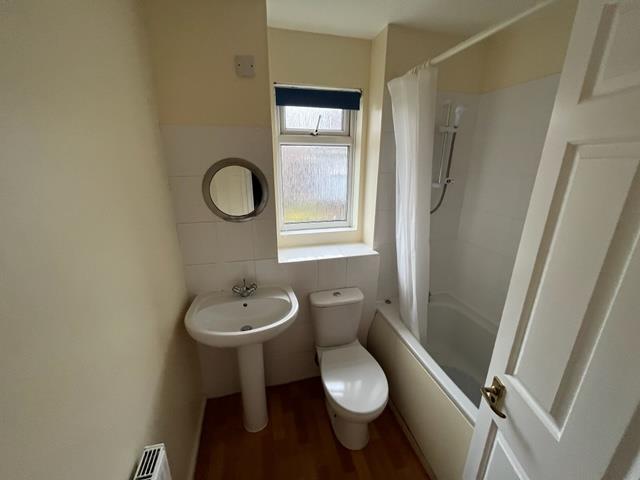 75 Lentham bathroom.jpg