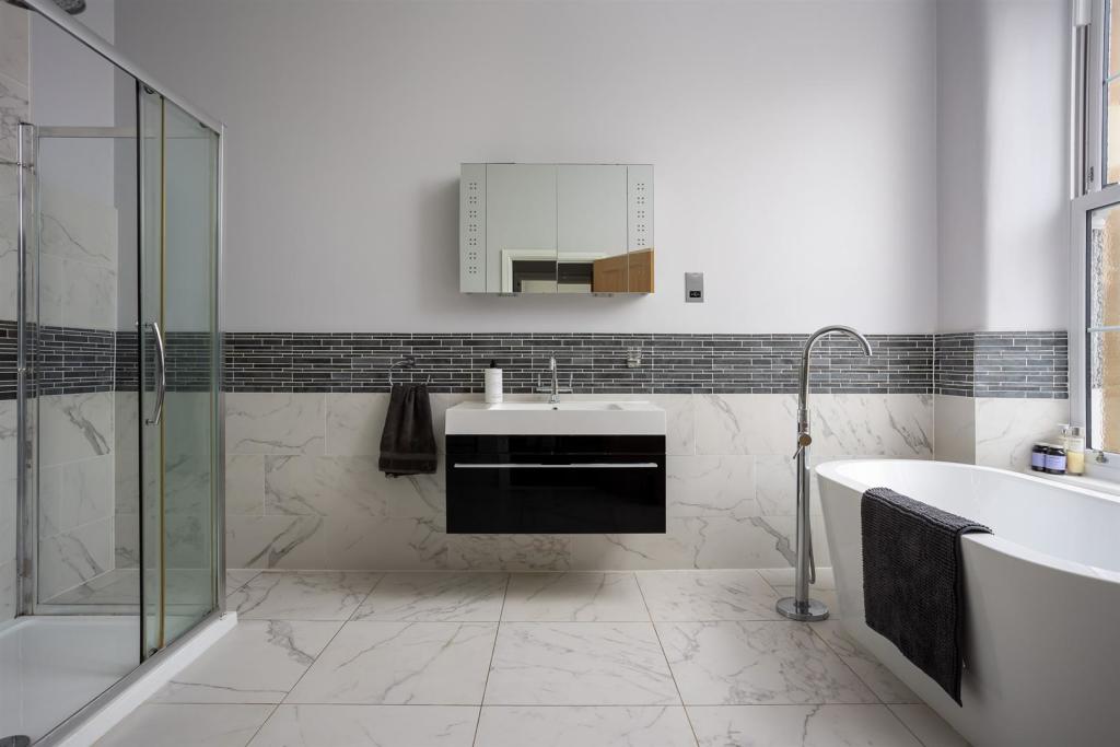 46 - Querns House - GL7 1RL - Web.jpg