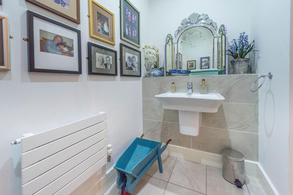 TWO DOUBLE BEDROOMS AND BATHROOMS
