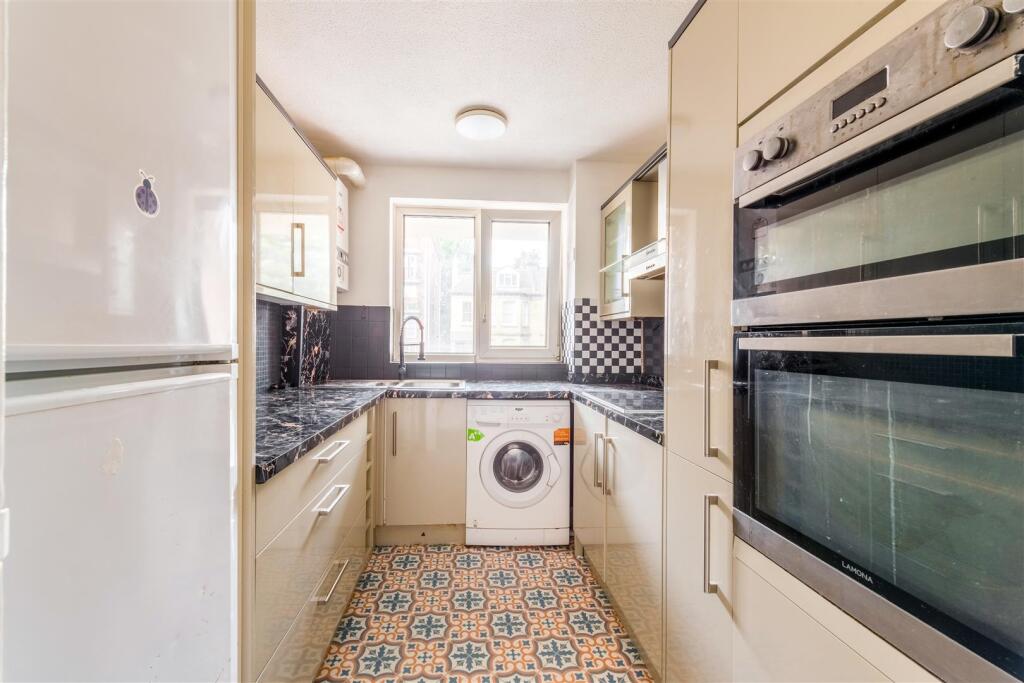 Flat 11 Cromwell Court-4.jpg