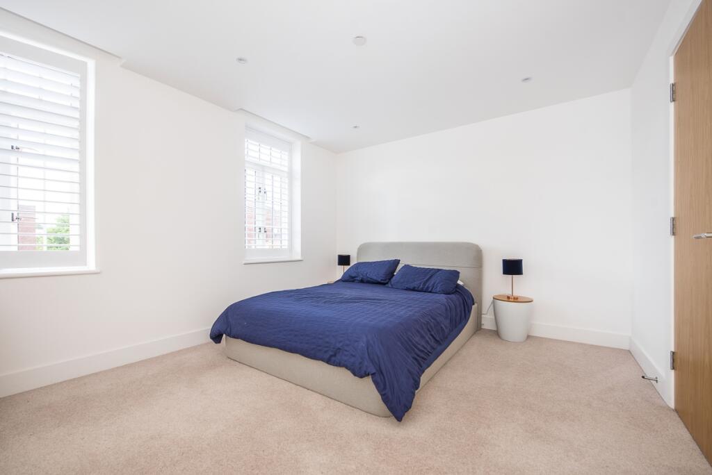 Middle floor bedroom