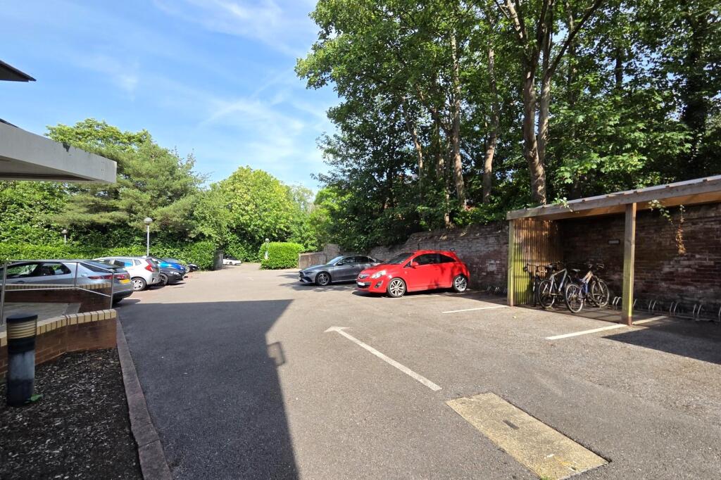 COMMUNAL PARKING