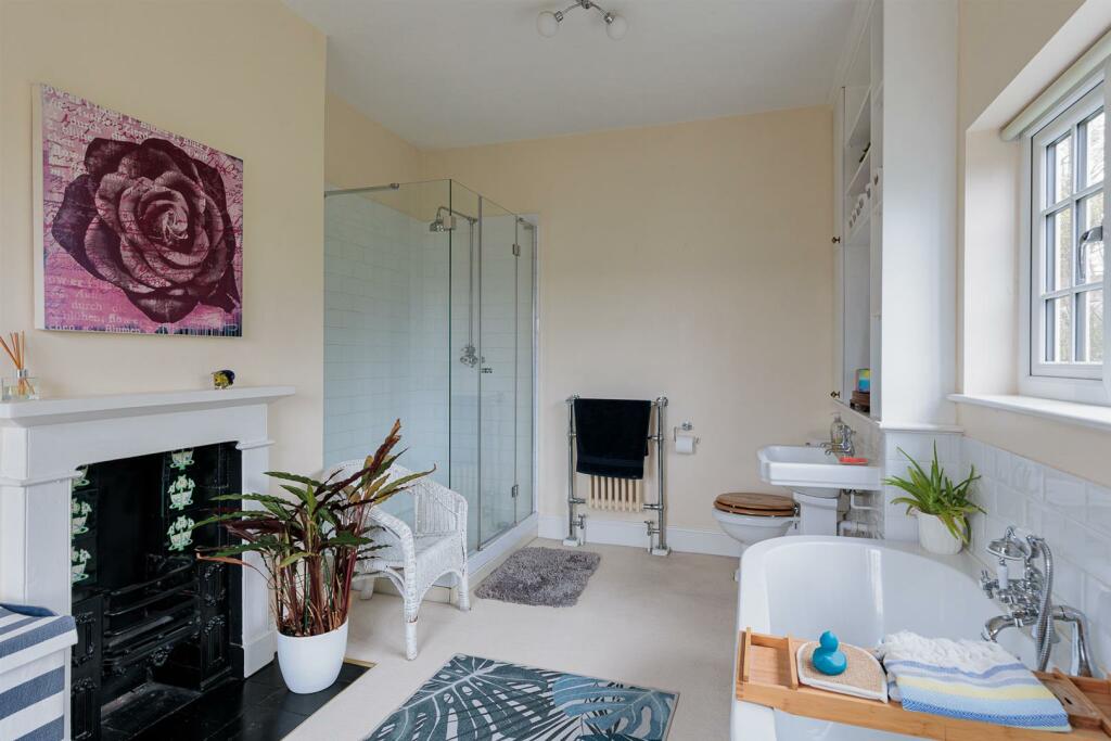 Master Bedroom En-Suite