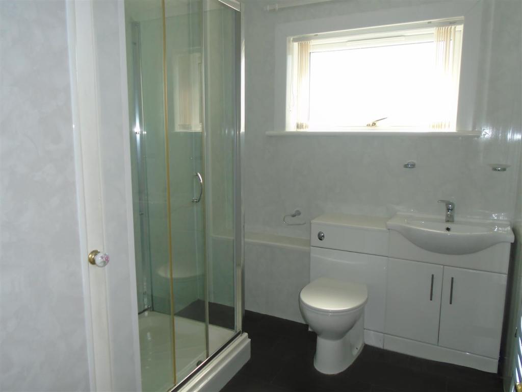 13 Dalmahoy Way - Bathroom.JPG