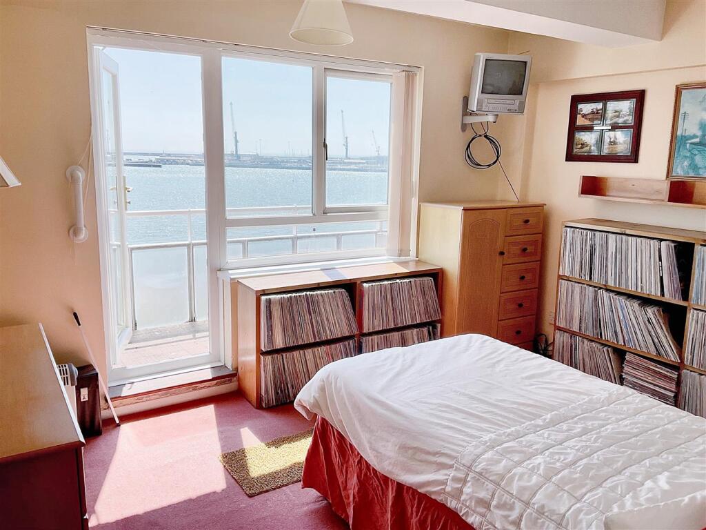 bed1.jpg