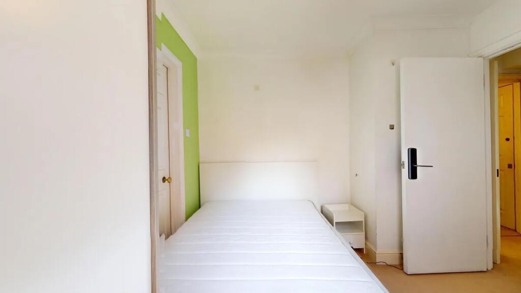 Bright and clean double bedroom featuring a com...