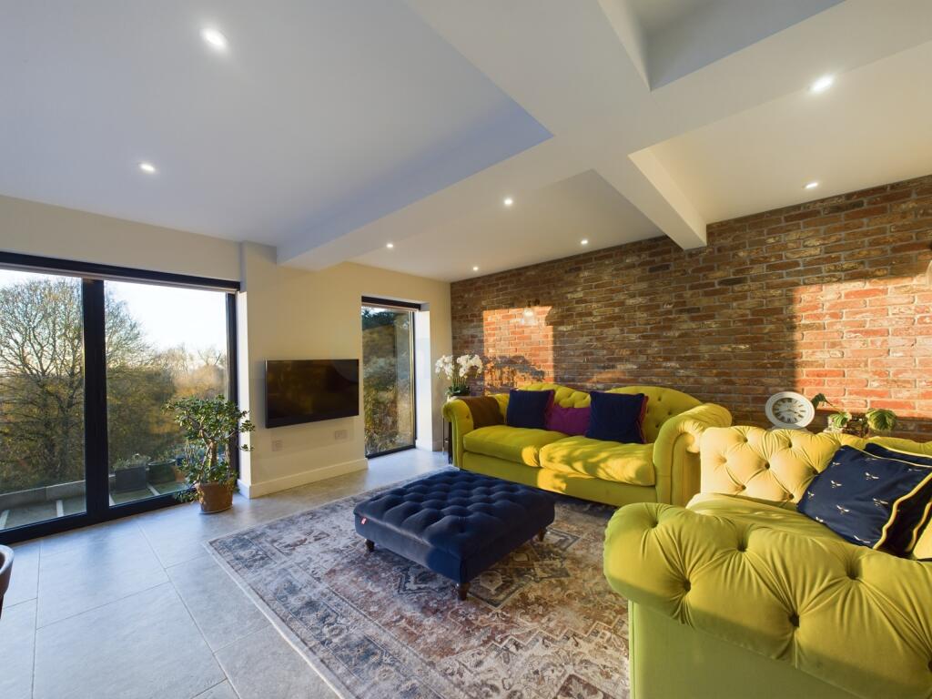 CAM04024G0-PR0013-STILL005