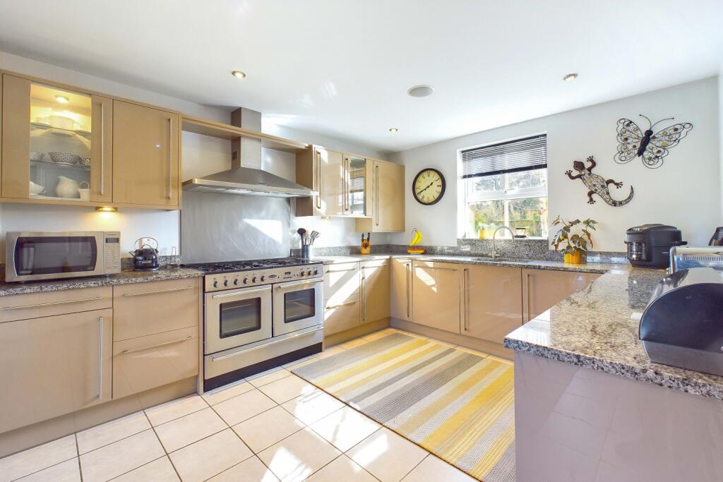 CAM03162G0-PR0214-STILL005