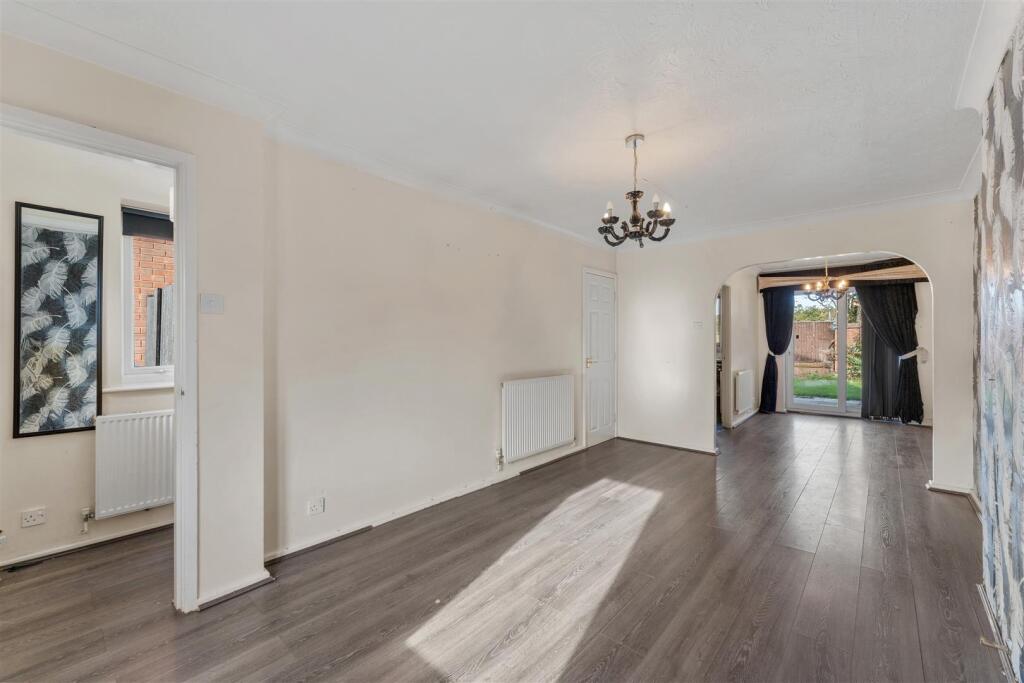 17 Newark Close lounge.jpg