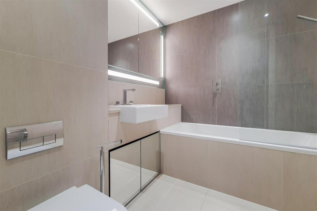 7_Main Ensuite-0.jpg