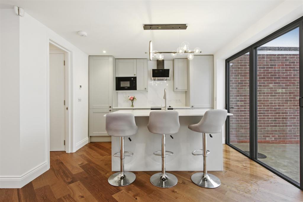 16 Priory Hill - QeA7bKeAqLQErHpK2aAT.jpg
